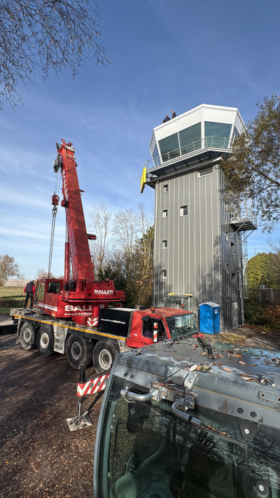Südkran Saller Hallbergmoos Tadano Faun ATF 90 G-4  Die erste Drohnenabwehr-Kamera in Deutschland installiert, Wert ca.1,0 Mio Euro, Reichweite ca 5,0 Kilometer